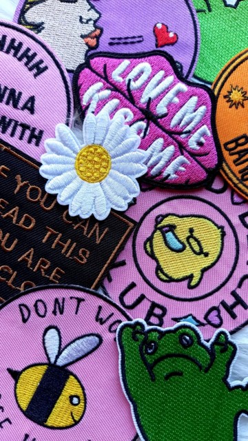 Don't worry Bee Happy Roze Embleem