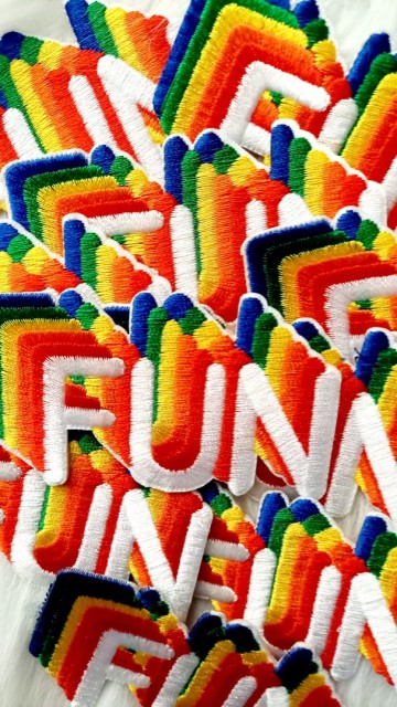 Het Fun Embleem  100 % Fun   Strijkembleem