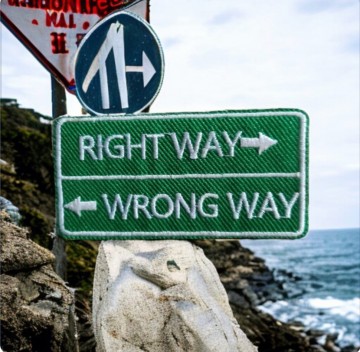 Right Way Wrong Way Tekst Embleem
