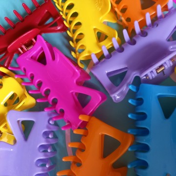 Limited Haar Clip Geel